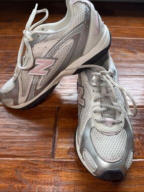 New Balance Kids 204L Lace Silver and Light Pink Athletic Sneakers, 3.5 little